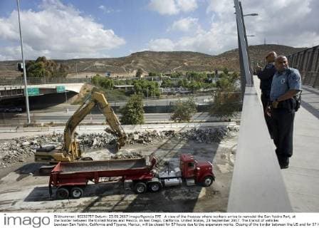 A view of the freeway where workers arrive to remodel the San Ysidro Port, at the border between the United States and Mexico, in San Diego, California, United States, 23 September 2017. The transit of vehicles bewteen San Ysidro, California and Tijuana, Mexico, will be closed for 57 hours due to the expansion works. Closing of the border between the US and for 57 hours due to works !ACHTUNG: NUR REDAKTIONELLE NUTZUNG!  Copyright: xDavidxMaungx SAN005 20170923-636418043599947412