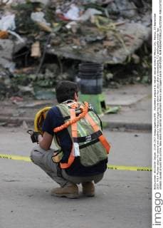 Volunteers prepare to restart rescue works in Mexico City, Mexico, 23 September 2017. A 6.4 Richter seism hit central and southern Mexico triggering the alarm four days after a devastating 7,1 earthquake which has already caused around 300 victims. New seism hits central and southern Mexico and triggers alarm !ACHTUNG: NUR REDAKTIONELLE NUTZUNG!  Copyright: xJosexMendezx CMX007 20170924-636418093842933742