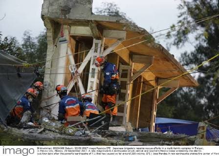 Japanese brigaders resume rescue efforts in a multi-family complex in Tlalpan, in Mexico City, Mexico, 23 September 2017. A new magnitude 6.4 earthquake struck central and southern Mexico today unleashing the alarms just four days after the powerful earthquake of 7.1 that has caused so far around 300 victims. EFE Jose Mendez A new earthquake shakes the center of Mexico and creates alarm !ACHTUNG: NUR REDAKTIONELLE NUTZUNG!  Copyright: xJoséxMéndezx MEX61 20170924-636418218975436043