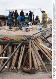 Erdbeben in Mexiko - Aufräumarbeiten September 23 2017 EUM20170923NAC91 JPG CIUDAD DE MEXICO EarthquakeTerremoto CDMX Aspectos de las labores de rescate y busqueda de sobrevivientes que tuvieron lugar este 23 de septiembre de 2017 en el edificio colapsado del Colegio Enrique Rebsamen ubicado en la calle Rancho Tamboreo y Calzada de las Brujas en Coapa al Sur de la Ciudad de Mexico Foto Agencia EL UNIVERSALAriel OjedaAFBV  - ZUMAu78_ 20170923_zaf_u78_098 Copyright: xElxUniversalx