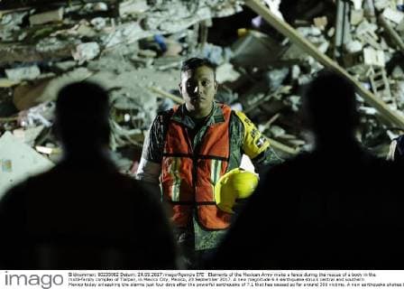 Elements of the Mexican Army make a fence during the rescue of a body in the multi-family complex of Tlalpan, in Mexico City, Mexico, 23 September 2017. A new magnitude 6.4 earthquake struck central and southern Mexico today unleashing the alarms just four days after the powerful earthquake of 7.1 that has caused so far around 300 victims. A new earthquake shakes the center of Mexico and creates alarm !ACHTUNG: NUR REDAKTIONELLE NUTZUNG!  Copyright: xJoséxMéndezx MEX61 20170924-636418335662839882