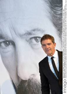 65eme festival du Film de San Sebastian. Antonio Banderas à l honneur. SAN SEBASTIAN, SPAIN - SEPTEMBER 23: Spanish actor Antonio Banderas receives from Spanish Minister of Culture Inigo Mendez de Vigo the National Cinema Award during the 65th San Sebastian International Film Festival at Prisma-Tabakalera on September 23, 2017 in San Sebastian, Spain. 220911 Thomas Bohlen Starface 2017-09-23 San Sebastian Espagne Banderas, Antonio  Copyright: xThomasxBohlenx xStarfacex STAR_220911_006