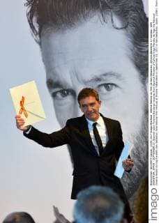 65eme festival du Film de San Sebastian. Antonio Banderas à l honneur. SAN SEBASTIAN, SPAIN - SEPTEMBER 23: Spanish actor Antonio Banderas receives from Spanish Minister of Culture Inigo Mendez de Vigo the National Cinema Award during the 65th San Sebastian International Film Festival at Prisma-Tabakalera on September 23, 2017 in San Sebastian, Spain. 220911 Thomas Bohlen Starface 2017-09-23 San Sebastian Espagne Banderas, Antonio  Copyright: xThomasxBohlenx xStarfacex STAR_220911_014