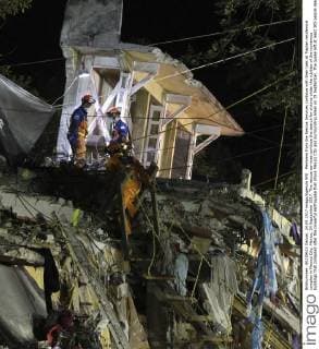 Members from the Rescue Services continue with their task at Tlaplan residencial complex in Mexico City, Mexico, 24 September 2017. The rescue services continue the search for victims under the rubbles of the numerous buildings that collapsed after the powerful earthquake that shook Mexico City and surrounding areas on 19 September. The quake left at least 305 people dead, 167 of them in the Mexican capital alone. Rescue works continue in Mexico after earthquake !ACHTUNG: NUR REDAKTIONELLE NUTZUNG!  Copyright: xMarioxGuzmanx 20170924-636418676550683082