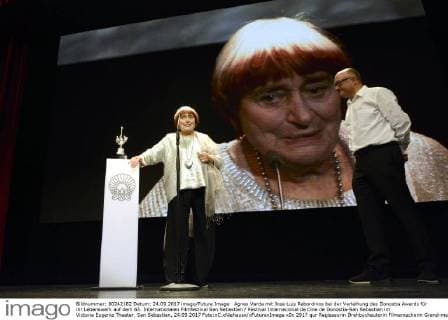 Agnes Varda mit Jose Luis Rebordinos bei der Verleihung des Donostia Awards für ihr Lebenswerk auf dem 65. Internationalen Filmfestival San Sebastian Festival Internacional de Cine de Donostia-San Sebastian im Victoria Eugenia Theater. San Sebastian, 24.09.2017 Foto:xC.xNiehausx xFuturexImage