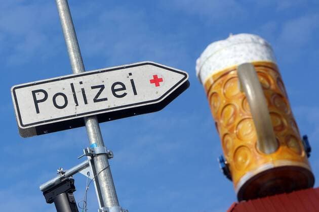 Sicherheitsmaßnahmen der Polizei auf dem Oktoberfest in München, Bayern, Deutschland: Hinweisschild Polizei Wiesnwache mit Bierkrug eines Festzelt s