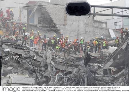 Rescue team members still working in a collapsed building where the search of victims continues, in Mexico City, Mexico, 24 September 2017. The rescue of earthquake survivors continues at the Mexican capital after a brief interruption forced by yesterday s aftersock, that added four deaths to the 305 toll of past Tuesday s seism. Survivors rescue works continue despite aftershock in Mexico !ACHTUNG: NUR REDAKTIONELLE NUTZUNG!  Copyright: xUlisesxRuizxBasurtox CMX069 20170925-636419025730855123