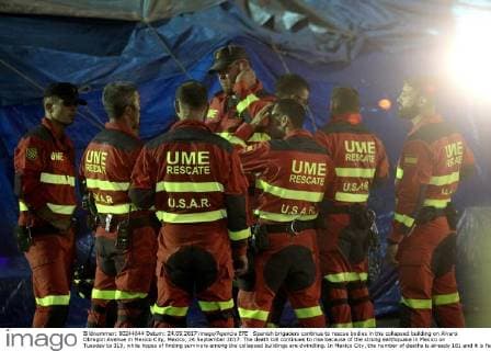 Spanish brigaders continue to rescue bodies in the collapsed building on Alvaro Obregon Avenue in Mexico City, Mexico, 24 September 2017. The death toll continues to rise because of the strong earthquake in Mexico on Tuesday to 319, while hopes of finding survivors among the collapsed buildings are dwindling. In Mexico City, the number of deaths is already 181 and it is feared that it will exceed 200, as there are about 40 people missing, said the National Coordinator of Civil Protection, Luis Felipe Puente. EFE Ulises Ruiz Basurto Death toll rises to 319 and hopes for survivors reduced !ACHTUNG: NUR REDAKTIONELLE NUTZUNG!  Copyright: xUlisesxRuizxBasurtox MEX74 20170925-636419135943345536