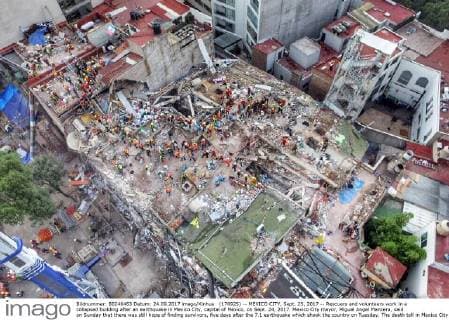 (170925) -- MEXICO CITY, Sept. 25, 2017 -- Rescuers and volunteers work in a collapsed building after an earthquake in Mexico City, capital of Mexico, on Sept. 24, 2017. Mexico City mayor, Miguel Angel Mancera, said on Sunday that there was still hope of finding survivors, five days after the 7.1 earthquake which shook the country on Tuesday. The death toll in Mexico City has reached 181 people, out of 319 dead nationwide. Cesar Vicuna) (da) (rtg) MEXICO-MEXICO CITY-ENVIRONMENT-EARTHQUAKE carolinaxendaraxarms 