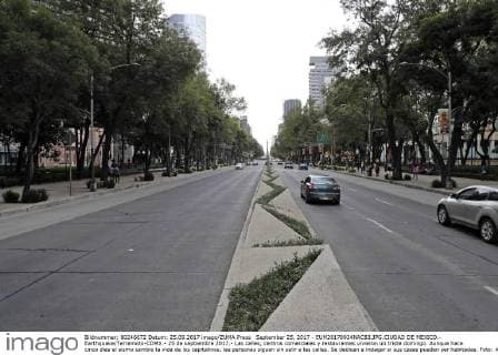 September 25, 2017 - EUM20170924NAC83.JPG.CIUDAD DE MEXICO.- Earthquake Terremoto-CDMX.- 25 de septiembre 2017.- Las calles, centros comerciales y restaurantes vivieron un triste domingo. Aunque hace cinco dias el sismo cambio la vida de los capitalinos, las personas siguen sin salir a las calles. Se dedican a indagar si sus casas pueden ser habitadas. Foto: Agencia EL UNIVERSAL RCC.  - ZUMAu78_ 20170925_zaf_u78_001 Copyright: xIrvinxOlivaresx