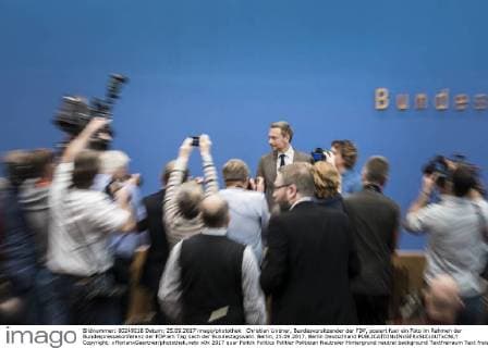 Christian Lindner, Bundesvorsitzender der FDP, posiert fuer ein Foto im Rahmen der Bundespressekonferenz der FDP am Tag nach der Bundestagswahl. Berlin, 25.09.2017. Berlin Deutschland Copyright: xFlorianxGaertner photothek.netx
