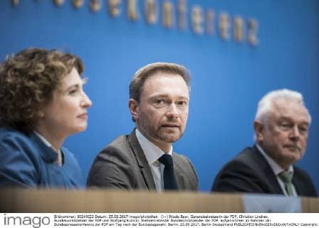 (l-r) Nicola Beer, Generalsekretaerin der FDP, Christian Lindner, Bundesvorsitzender der FDP und Wolfgang Kubicki, Stellvertretender Bundesvorsitzender der FDP, aufgenommen im Rahmen der Bundespressekonferenz der FDP am Tag nach der Bundestagswahl. Berlin, 25.09.2017. Berlin Deutschland Copyright: xFlorianxGaertner photothek.netx