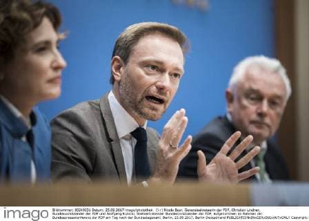 Deutsche Parteien: FDP. Wiedereinzug in den Bundestag 2017 (l-r) Nicola Beer, Generalsekretaerin der FDP, Christian Lindner, Bundesvorsitzender der FDP und Wolfgang Kubicki, Stellvertretender Bundesvorsitzender der FDP, aufgenommen im Rahmen der Bundespressekonferenz der FDP am Tag nach der Bundestagswahl. Berlin, 25.09.2017. Berlin Deutschland Copyright: xFlorianxGaertner photothek.netx
