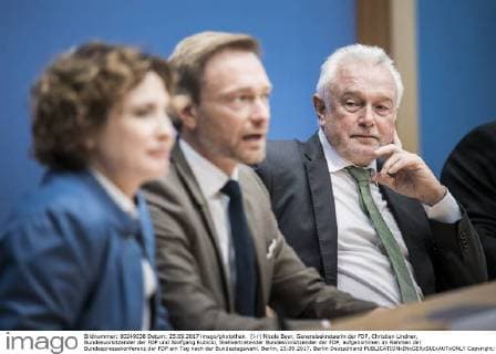 Deutsche Parteien: FDP. Wiedereinzug in den Bundestag 2017 (l-r) Nicola Beer, Generalsekretaerin der FDP, Christian Lindner, Bundesvorsitzender der FDP und Wolfgang Kubicki, Stellvertretender Bundesvorsitzender der FDP, aufgenommen im Rahmen der Bundespressekonferenz der FDP am Tag nach der Bundestagswahl. Berlin, 25.09.2017. Berlin Deutschland Copyright: xFlorianxGaertner photothek.netx