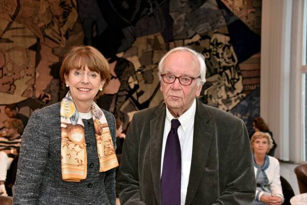 Der Schriftsteller Jürgen Becker (r) und die Oberbürgermeisterin der Stadt Köln Henriette Reker (l) , aufgenommen am 25.09.2017 in Köln anlässlich eines Empfangs zu seinem 85. Geburtstag. *** the Writer Jürgen Becker r and the Mayor the City Cologne Henriette Reker l Date at 25 09 2017 in Cologne during a Reception to his 85 Birthday
