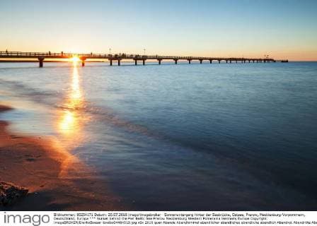 Sonnenuntergang hinter der Seebrücke, Ostsee, Prerow, Mecklenburg-Vorpommern, Deutschland, Europa Copyright: imageBROKER/DierkxBoeser ibxdbo04464519.jpg