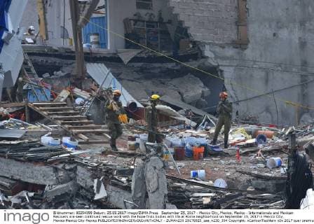 September 25, 2017 - Mexico City, Mexico, Mexico - Internationals and Mexican Rescuers are seen continued rescue work with the hope finds bodies with life at Roma neighborhood on September 25, 2017 in Mexico City, Mexico Mexico City Mexico  - ZUMAn230 20170925_zaa_n230_394 Copyright: xCarlosxTischlerx