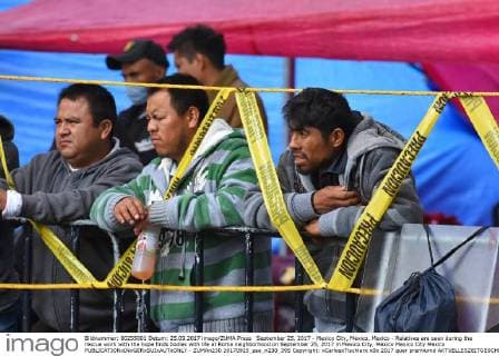 September 25, 2017 - Mexico City, Mexico, Mexico - Relatives are seen during the rescue work with the hope finds bodies with life at Roma neighborhood on September 25, 2017 in Mexico City, Mexico Mexico City Mexico  - ZUMAn230 20170925_zaa_n230_395 Copyright: xCarlosxTischlerx