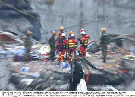 September 25, 2017 - Mexico City, Mexico, Mexico - Internationals and Mexican Rescuers are seen continued rescue work with the hope finds bodies with life at Roma neighborhood on September 25, 2017 in Mexico City, Mexico Mexico City Mexico  - ZUMAn230 20170925_zaa_n230_399 Copyright: xCarlosxTischlerx