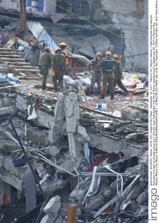 September 25, 2017 - Mexico City, Mexico, Mexico - Internationals and Mexican Rescuers are seen continued rescue work with the hope finds bodies with life at Roma neighborhood on September 25, 2017 in Mexico City, Mexico Mexico City Mexico  - ZUMAn230 20170925_zaa_n230_401 Copyright: xCarlosxTischlerx