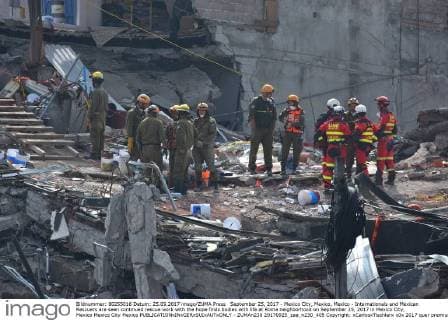 September 25, 2017 - Mexico City, Mexico, Mexico - Internationals and Mexican Rescuers are seen continued rescue work with the hope finds bodies with life at Roma neighborhood on September 25, 2017 in Mexico City, Mexico Mexico City Mexico  - ZUMAn230 20170925_zaa_n230_405 Copyright: xCarlosxTischlerx