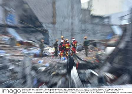 September 25, 2017 - Mexico City, Mexico, Mexico - Internationals and Mexican Rescuers are seen continued rescue work with the hope finds bodies with life at Roma neighborhood on September 25, 2017 in Mexico City, Mexico Mexico City Mexico  - ZUMAn230 20170925_zaa_n230_408 Copyright: xCarlosxTischlerx