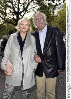 Rita Feldmeier mit Gatte Achim Wolff bei der Theaterpremiere Und Gott sprach: Wir müssen reden! in der Komödie am Kurfürstendamm. Berlin, 25.09.2017