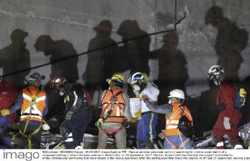 Rescue services personnel carry on searching for victims under debris of a collapsed building in Alvaro Obregon avenue in Mexico City, on 26 September 2017. Mexican Government has thanked the support and solidarity of the international community that have helped in the rescue operations after the earthquakes that shook the country on 07 and 19 September, leaving a death toll of 400 casualties at the moment. Rescue missions continue in Mexico City !ACHTUNG: NUR REDAKTIONELLE NUTZUNG!  Copyright: xULISESxRUIZxBASURTOx MEX06 20170926-636420383205108859