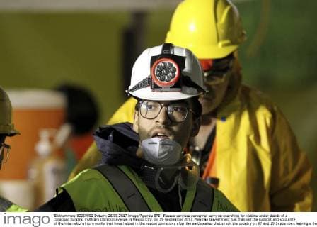 Rescue services personnel carry on searching for victims under debris of a collapsed building in Alvaro Obregon avenue in Mexico City, on 26 September 2017. Mexican Government has thanked the support and solidarity of the international community that have helped in the rescue operations after the earthquakes that shook the country on 07 and 19 September, leaving a death toll of 400 casualties at the moment. Rescue missions continue in Mexico City !ACHTUNG: NUR REDAKTIONELLE NUTZUNG!  Copyright: xULISESxRUIZxBASURTOx MEX100 20170926-636420426265990361