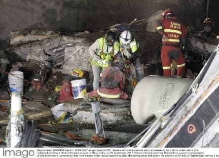 Rescue services personnel carry on searching for victims under debris of a collapsed building in Alvaro Obregon avenue in Mexico City, on 26 September 2017. Mexican Government has thanked the support and solidarity of the international community that have helped in the rescue operations after the earthquakes that shook the country on 07 and 19 September, leaving a death toll of over 400 casualties at the moment. Rescue missions continue in Mexico City !ACHTUNG: NUR REDAKTIONELLE NUTZUNG!  Copyright: xULISESxRUIZxBASURTOx MEX100 20170926-636420426311854361