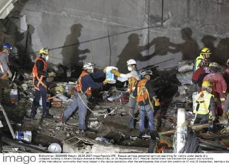Rescue services personnel carry on searching for victims under debris of a collapsed building in Alvaro Obregon avenue in Mexico City, on 26 September 2017. Mexican Government has thanked the support and solidarity of the international community that have helped in the rescue operations after the earthquakes that shook the country on 07 and 19 September, leaving a death toll of over 400 casualties at the moment. Rescue missions continue in Mexico City !ACHTUNG: NUR REDAKTIONELLE NUTZUNG!  Copyright: xULISESxRUIZxBASURTOx MEX102 20170926-636420426324646361
