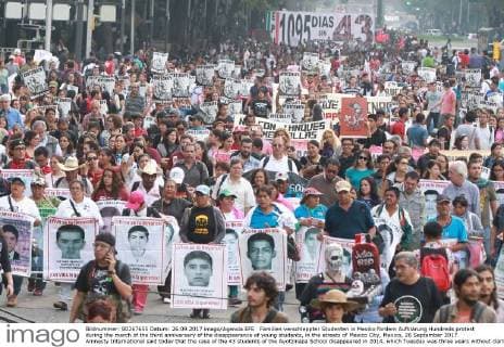 Familien verschleppter Studenten in Mexiko fordern Aufklärung Hundreds protest during the march of the third anniversary of the disappearance of young students, in the streets of Mexico City, Mexico, 26 September 2017. Amnesty International said today that the case of the 43 students of the Ayotzinapa School disappeared in 2014, which Tuesday was three years without clarification, will be the historical lie that will mark the government of the president of Mexico, Enrique Pena Nieto. Parents of the 43 young people of Ayotzinapa kept a minute of silence for the victims of the September 19 earthquake in central Mexico, commemorating the third anniversary of the disappearance of their children. AI: Ayotzinapa will be the historical lie that will mark the management of Pena Nieto !ACHTUNG: NUR REDAKTIONELLE NUTZUNG!  Copyright: xMarioxGuzmanx MEX126 20170927-636420835234506139