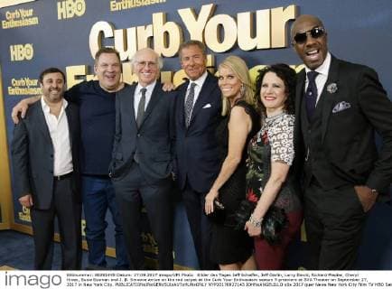 Bilder des Tages Jeff Schaffer, Jeff Garlin, Larry David, Richard Plepler, Cheryl Hines, Susie Essman and J. B. Smoove arrive on the red carpet at the Curb Your Enthusiasm season 9 premiere at SVA Theater on September 27, 2017 in New York City.  NYP20170927143 JOHNxANGELILLO