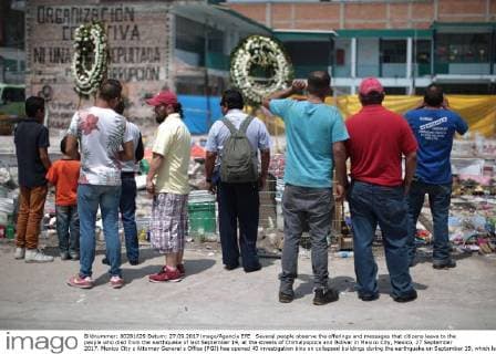 Several people observe the offerings and messages that citizens leave to the people who died from the earthquake of last September 19, at the streets of Chimalpopoca and Bolivar in Mexico City, Mexico, 27 September 2017. Mexico City s Attorney General s Office (PGJ) has opened 40 investigation bins on collapsed buildings during the earthquake on September 19, which left 199 dead in this city, said its owner, Edmundo Garrido. Mexico City Attorney investigates buildings collapsed by earthquake !ACHTUNG: NUR REDAKTIONELLE NUTZUNG!  Copyright: xJorgexDanxLópezx MEX66 20170928-636421701235952290