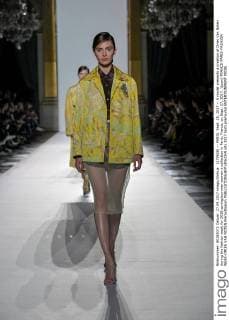 (170928) -- PARIS, Sept. 28, 2017 -- A model presents a creation of Dries Van Noten during the fashion week for 2018 spring summer women s collection in Paris, France, on Sept. 27, 2017. )(psw) FRANCE-PARIS-FASHION WEEK-DRIES VAN NOTEN PieroxBiasion 