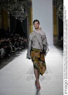 (170928) -- PARIS, Sept. 28, 2017 -- A model presents a creation of Dries Van Noten during the fashion week for 2018 spring summer women s collection in Paris, France, on Sept. 27, 2017. )(psw) FRANCE-PARIS-FASHION WEEK-DRIES VAN NOTEN PieroxBiasion 