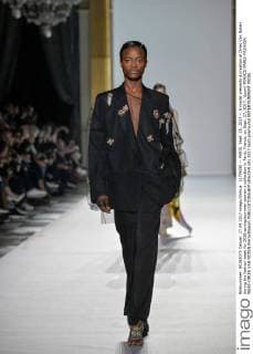 (170928) -- PARIS, Sept. 28, 2017 -- A model presents a creation of Dries Van Noten during the fashion week for 2018 spring summer women s collection in Paris, France, on Sept. 27, 2017. )(psw) FRANCE-PARIS-FASHION WEEK-DRIES VAN NOTEN PieroxBiasion 