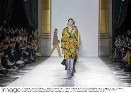 (170928) -- PARIS, Sept. 28, 2017 -- A model presents a creation of Dries Van Noten during the fashion week for 2018 spring summer women s collection in Paris, France, on Sept. 27, 2017. )(psw) FRANCE-PARIS-FASHION WEEK-DRIES VAN NOTEN PieroxBiasion 
