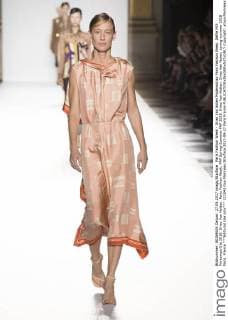 Paris Fashion Week - Dries Van Noten Modenschau Paris Fashion Week. Défile PAP Printemps-Ete 2018. Dries Van Notten. Paris Fashion Week. PAP Spring-Summer PAP 2018. Dries Van Notten. Dries Van Noten, spring-summer 2018 Paris, France