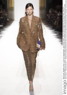 Paris Fashion Week - Dries Van Noten Modenschau Paris Fashion Week. Défile PAP Printemps-Ete 2018. Dries Van Notten. Paris Fashion Week. PAP Spring-Summer PAP 2018. Dries Van Notten. Dries Van Noten, spring-summer 2018 Paris, France