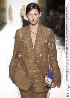 Paris Fashion Week - Dries Van Noten Modenschau Paris Fashion Week. Défile PAP Printemps-Ete 2018. Dries Van Notten. Paris Fashion Week. PAP Spring-Summer PAP 2018. Dries Van Notten. Dries Van Noten, spring-summer 2018 Paris, France