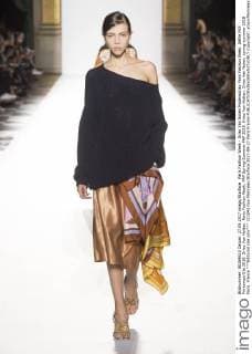 Paris Fashion Week - Dries Van Noten Modenschau Paris Fashion Week. Défile PAP Printemps-Ete 2018. Dries Van Notten. Paris Fashion Week. PAP Spring-Summer PAP 2018. Dries Van Notten. Dries Van Noten, spring-summer 2018 Paris, France