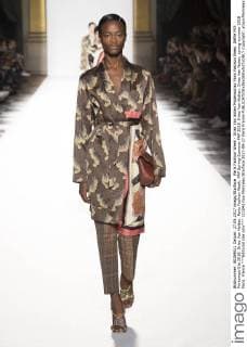 Paris Fashion Week - Dries Van Noten Modenschau Paris Fashion Week. Défile PAP Printemps-Ete 2018. Dries Van Notten. Paris Fashion Week. PAP Spring-Summer PAP 2018. Dries Van Notten. Dries Van Noten, spring-summer 2018 Paris, France