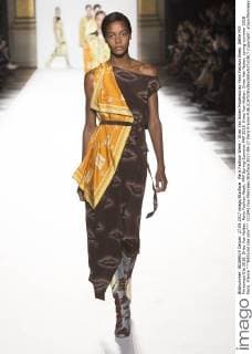 Paris Fashion Week - Dries Van Noten Modenschau Paris Fashion Week. Défile PAP Printemps-Ete 2018. Dries Van Notten. Paris Fashion Week. PAP Spring-Summer PAP 2018. Dries Van Notten. Dries Van Noten, spring-summer 2018 Paris, France