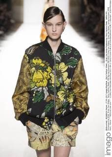 Paris Fashion Week - Dries Van Noten Modenschau Paris Fashion Week. Défile PAP Printemps-Ete 2018. Dries Van Notten. Paris Fashion Week. PAP Spring-Summer PAP 2018. Dries Van Notten. Dries Van Noten, spring-summer 2018 Paris, France