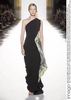 Paris Fashion Week - Dries Van Noten Modenschau Paris Fashion Week. Défile PAP Printemps-Ete 2018. Dries Van Notten. Paris Fashion Week. PAP Spring-Summer PAP 2018. Dries Van Notten. Dries Van Noten, spring-summer 2018 Paris, France