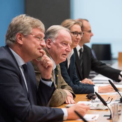 Joerg MEUTHEN (Bundesvorsitzender der AfD), Alexander GAULAND (Spitzenkandidat der AfD) und Alice WEIDEL (vl Spitzenkandidatin der AfD) Pressekonferenz der AfD in der Bundespressekonferenz in Berlin, Deutschland am 25.09.2017.