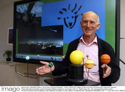 Erfurt, 28.09.2017 Settermin der Kika Serie Schloß Einstein Astronaut Gerhard Thiele übernimmt Gastrolle in der Kinderserie Schloss Einstein für eine Folge in der 21. Staffel Folge 922 . Der ehemalige Raumfahrer steht für einen außerirdischen Projekttag an der Seite der Einsteiner vor der Kamera. Voraussichlicher Sendtermin: Mitte März 2018 *** Erfurt 28 09 2017 Settermin the Kika Series Castle Einstein Astronaut Gerhard Thiele over Guest Role in the Children series Castle Einstein for a Impact in the 21 Season Impact 922 the former Spaceman is for a Extraterrestrials Project to the Side the before the Camera Sendtermin centre March 2018