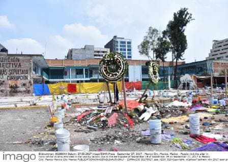 September 27, 2017 - Mexico City, Mexico, Mexico - People visit the altar in honor of the victims who died in the sewing factory due to the earthquake of September 19 of September 19 on September 27, 2017 in Mexico City, Mexico Mexico City Mexico  - ZUMAn230 20170927_zaa_n230_915 Copyright: xCarlosxTischlerx