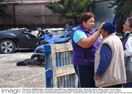 September 27, 2017 - Mexico City, Mexico, Mexico - People visit the altar in honor of the victims who died in the sewing factory due to the earthquake of September 19 of September 19 on September 27, 2017 in Mexico City, Mexico Mexico City Mexico  - ZUMAn230 20170927_zaa_n230_919 Copyright: xCarlosxTischlerx